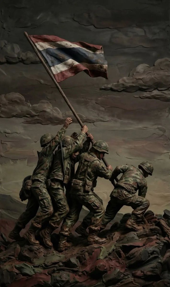 #ทหารไทย

แปลกใจหรือไม่…

ว่าทำไมทหารไทยแนวหน้า จึงไม่เคยถอย ทั้งที่รู้ดีว่า ก้าวหนึ่งข้างหน้า อาจหมายถึงความตาย

เพราะสิ่งที่พวกเขาปกป้อง ไม่ใช่แค่พื้นที่บนแผนที่ แต่คือ “แผ่นดินบรรพชน” ที่ถูกย่ำยี

แผ่นดินสยาม… เคยอาบเลือดนักรบมานับไม่ถ้วน ทุกตารางนิ้วมีวิญญาณเฝ้าอยู่