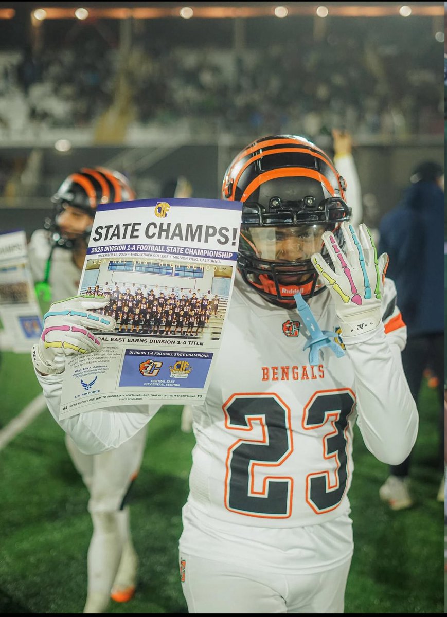 DMoney2028's tweet image. Thank you for everyone who rode with us all season.
Forever remembered. Forever champions. Forever Grateful!! 💍🔥#Statechamps #jobisdone #ALLIN @_CEBengalFball @CIFState @espn @BrandonHuffman @RivalsHS @gabecamarillo_ @FresnoBeeSports @mrgaines559 @JacksonMoore247 @Path2Play4U…