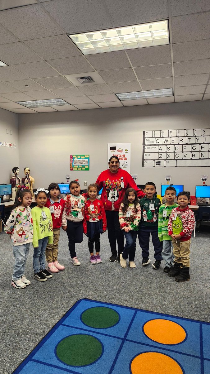 Dia 8 de 12 dias de Navidad. Vestimos usando sueteres feos Navideños! <a href="/HicksTigers/">Hicks Elementary</a> 
Day 8 of 12 days of Christmas. We wear our ugly Christmas sweaters!