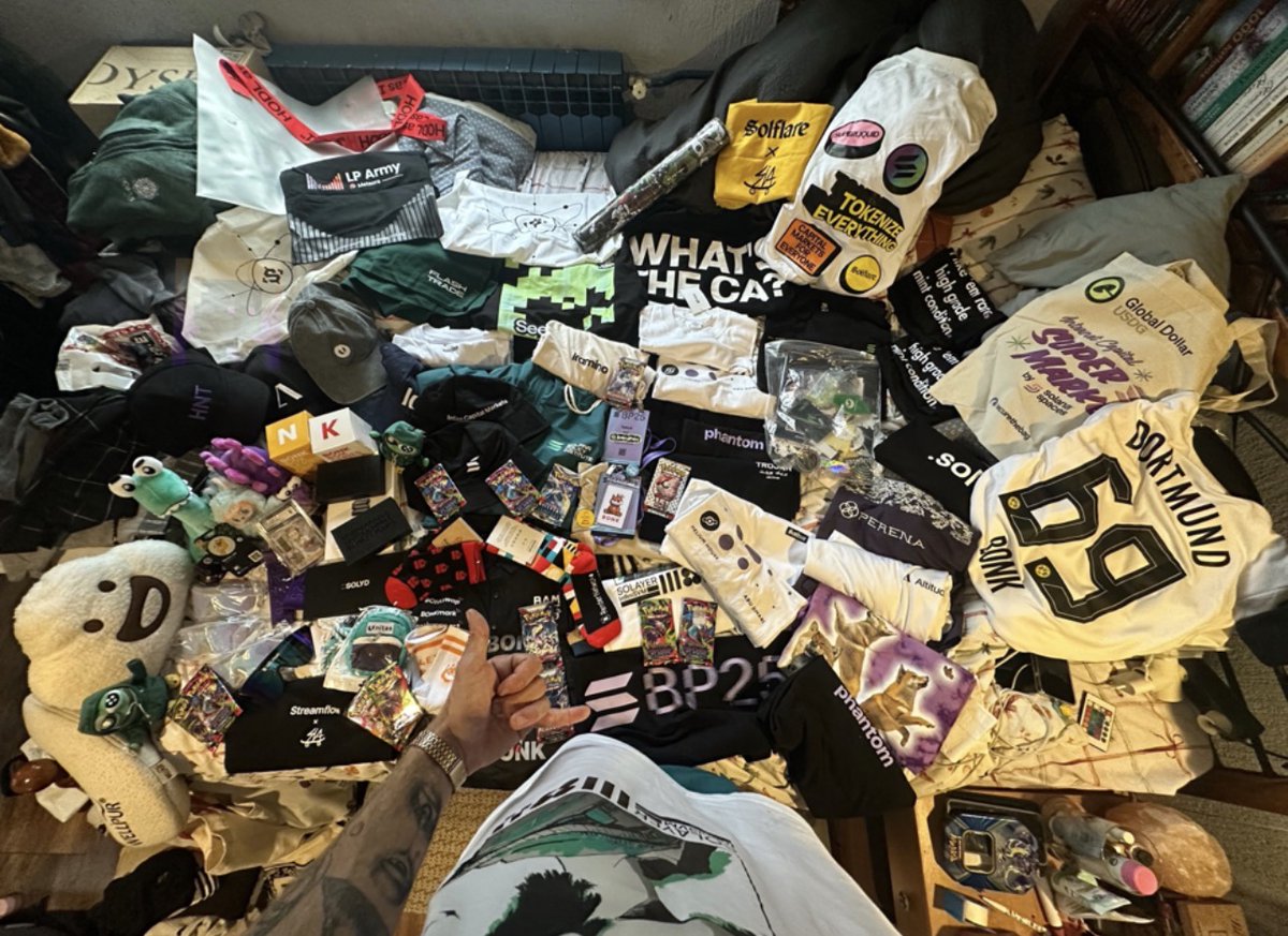 Saw a bunch of merch goblins roaming my CT 👀
As one myself, here’s my loot haul from @BreakpointOnSol.
(Tip: hunting with your gf gives you x2 loot)

Here are the projects and people I stopped by:

<a href="/UnitasLabs/">Unitas Labs</a>
<a href="/FlashTrade/">Flash.Trade | Perps on Solana</a>
<a href="/streamflow_fi/">Streamflow</a>
<a href="/solana/">Solana</a>
<a href="/TrojanOnSolana/">Trojan Trading</a>
<a href="/Collectibles/">Collectibles.com</a>
<a href="/sns/">sns.sol</a>