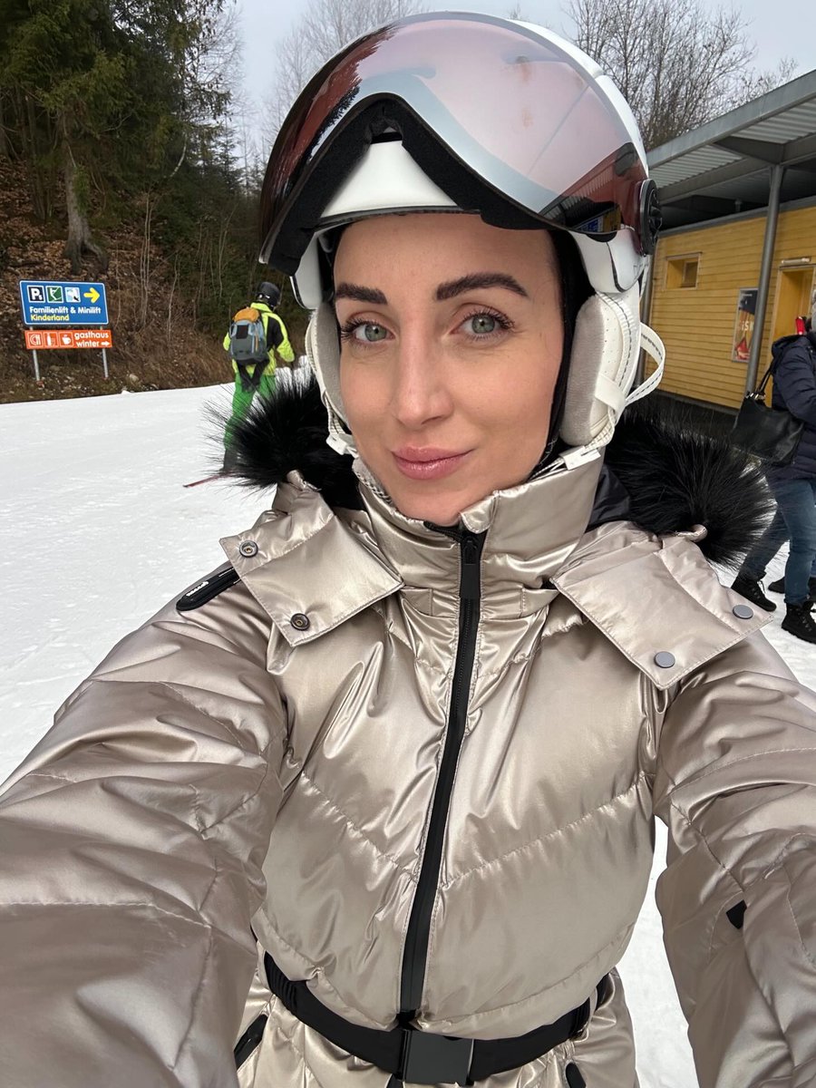 Karin8207's tweet photo. My first time skiing this season 💫 ⛷️❄️ #skiing #skiseason https://t.co/XgVpPy7hbr
