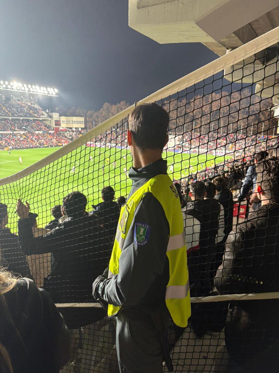 ⚠️ Increíble. 40 euros han pagado los aficionados del Betis por ver esto. Lamentable gestión del Rayo Vallecano. La mejor Liga del mundo.