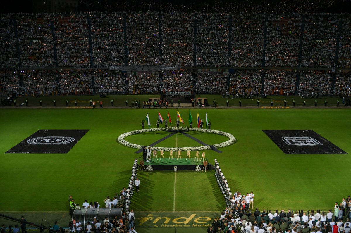 En noviembre 2016, el Atanasio rindió homenaje a Chapecoense tras el fatal accidente aéreo y la ciudad no quemó pólvora en su “alborada”. Ojalá este miércoles en la final entre <a href="/nacionaloficial/">Atlético Nacional</a> y DIM, se le rinda tributo a 16 estudiantes de #Bello víctimas de accidente de bus.