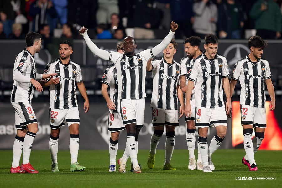 GradaBpro's tweet photo. Es el equipo más en forma de #LaLigaHypermotion.

⚫️ 5 victorias seguidas.
⚫️ 19 puntos sumados de los últimos 21 disputados.
⚫️ 5 victorias en los últimos 6 partidos disputados en el SkyFi Castalia.

El @CDCastellon está desatado. https://t.co/kz3Bre8EHs