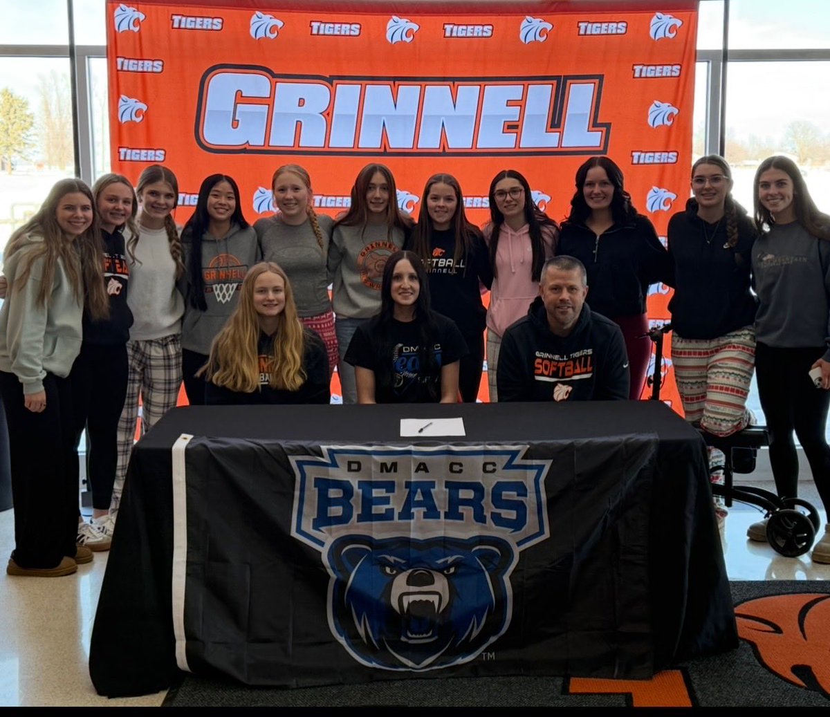 Grinnell_SBall's tweet image. @Grinnell_SBall SR @BondKylee officially signs on the dotted line with @DMACCsoftball. Congrats KB on joining a great softball program! Glad we have you for 1 more summer! Go Tigers!