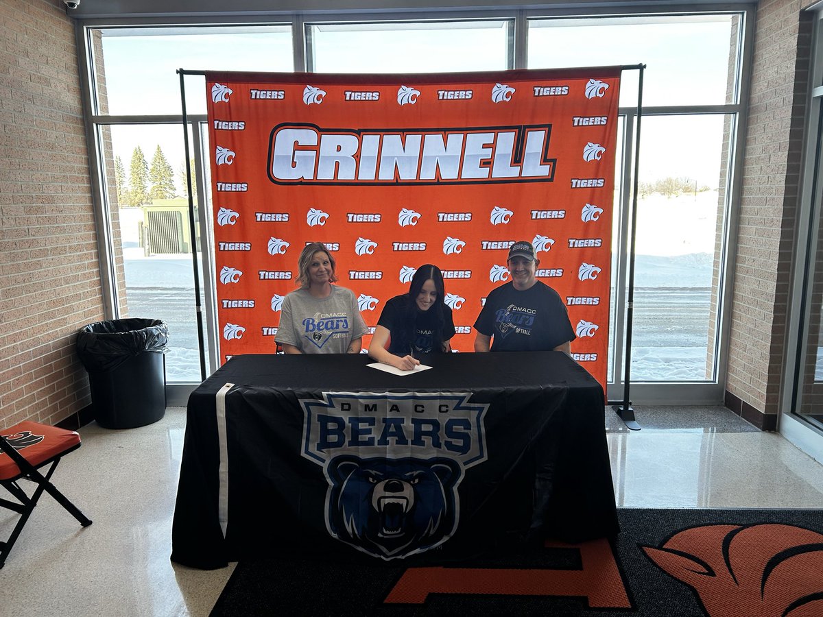 Grinnell_SBall's tweet image. @Grinnell_SBall SR @BondKylee officially signs on the dotted line with @DMACCsoftball. Congrats KB on joining a great softball program! Glad we have you for 1 more summer! Go Tigers!