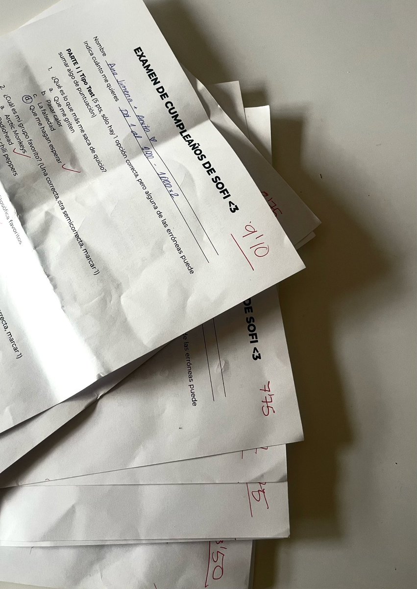 sofiacorellano's tweet image. tengo seis amiguitas (algunas no presentes) que se han dejado la piel porq que tenga el mejor cumple ever en un año que no estaba siendo bonito. Me siento tan, pero tan afortunada. Soy millonaria.