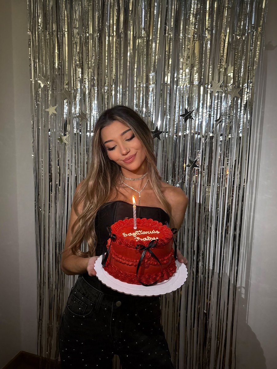 sofiacorellano's tweet image. tengo seis amiguitas (algunas no presentes) que se han dejado la piel porq que tenga el mejor cumple ever en un año que no estaba siendo bonito. Me siento tan, pero tan afortunada. Soy millonaria.