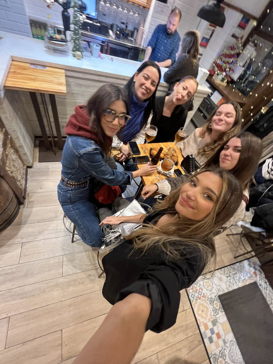 sofiacorellano's tweet image. tengo seis amiguitas (algunas no presentes) que se han dejado la piel porq que tenga el mejor cumple ever en un año que no estaba siendo bonito. Me siento tan, pero tan afortunada. Soy millonaria.