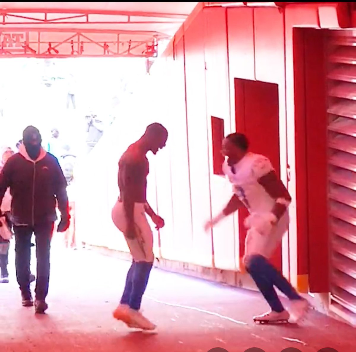 karenluvssports's tweet image. #probowlvote + Daiyan Henley

RT=2 votes