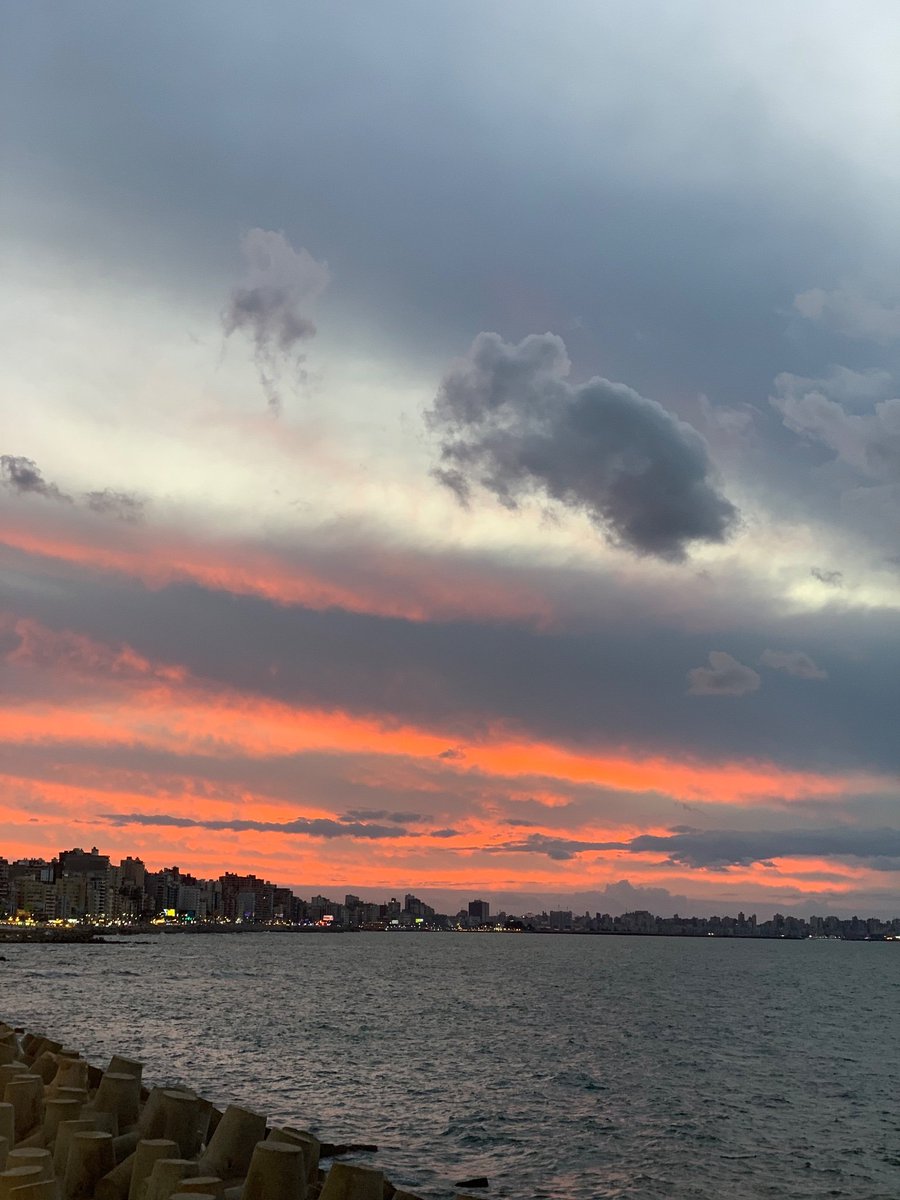 «الغُروب في إسكندرية مش منظر… ده إحسّاس»
A loud sunset, as usual.