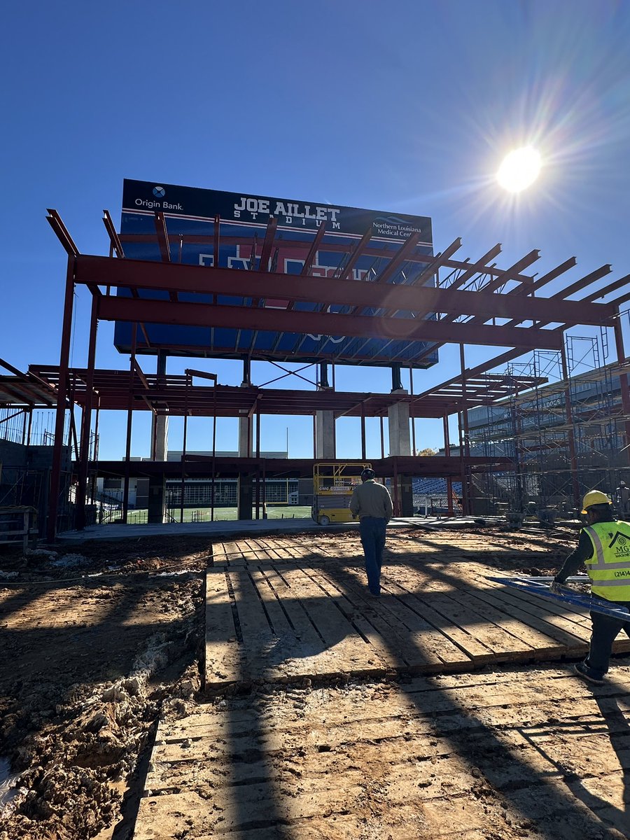 TimBrandonArch's tweet image. Our Academic Center project is moving forward! Steel is going up quick and it’s already looking great. Love seeing this one take shape! 📚🏈 

#Architecture #BarkLouder #HBTD #Construction #Design