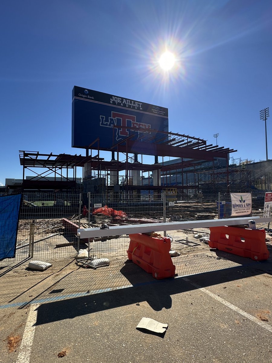 TimBrandonArch's tweet image. Our Academic Center project is moving forward! Steel is going up quick and it’s already looking great. Love seeing this one take shape! 📚🏈 

#Architecture #BarkLouder #HBTD #Construction #Design