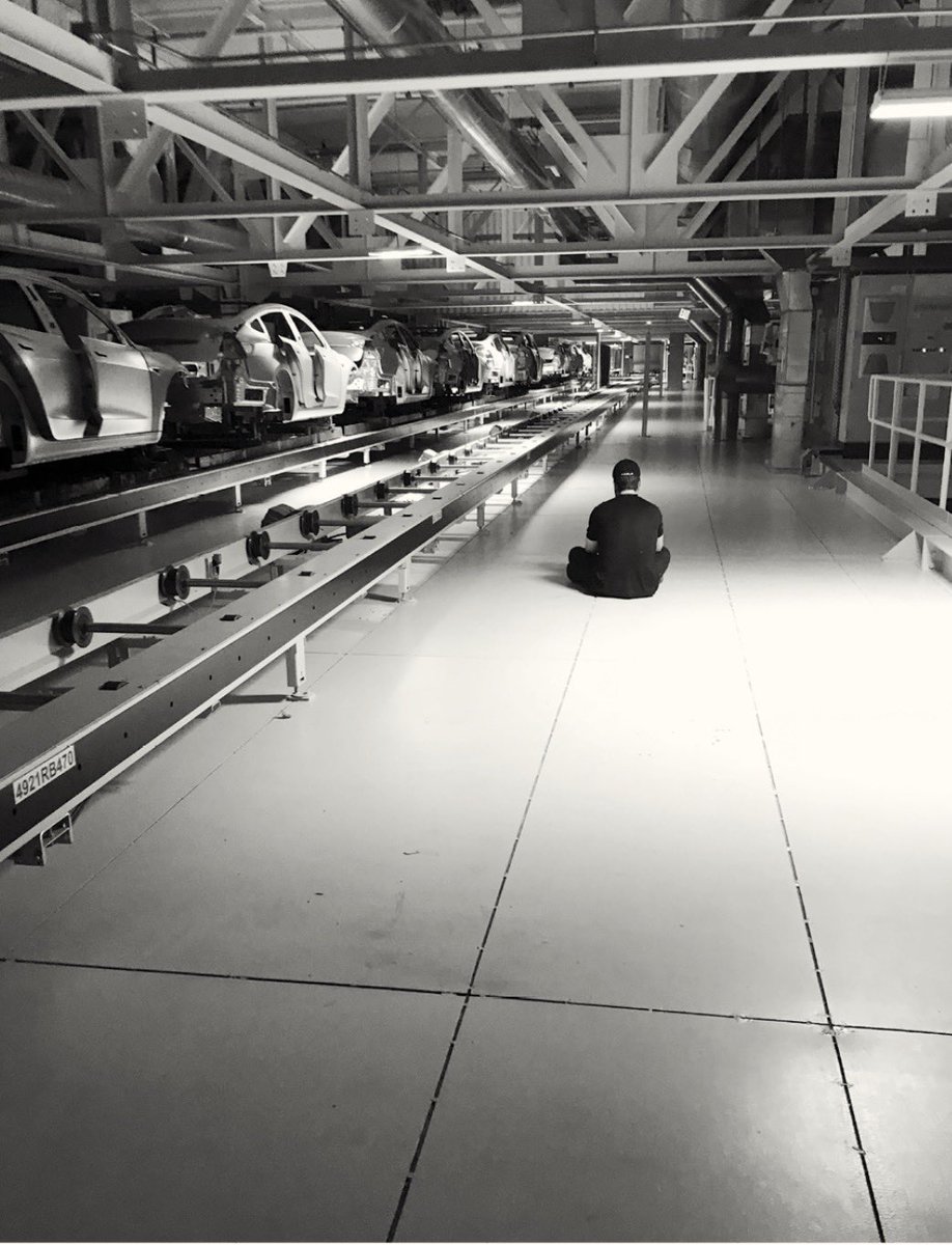 Elon Musk is the first person in human history to touch $600B in net worth, yet he lives nothing like people expect.

He doesn’t own mega-mansions, doesn’t party on yachts with models and bottles, and isn’t burning cash on materialistic things that most billionaires spend $ on.