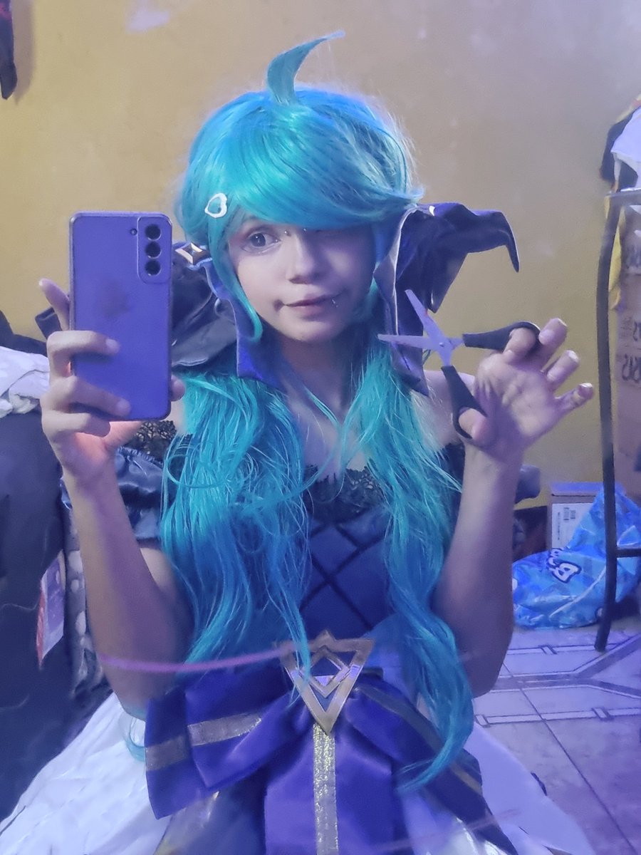ivypressaobaixa's tweet photo. Tiny scissors or large scissors?✂️
#gweb #gwenlol

(Pls dont mind my messy room) https://t.co/Py2m0A3qH2