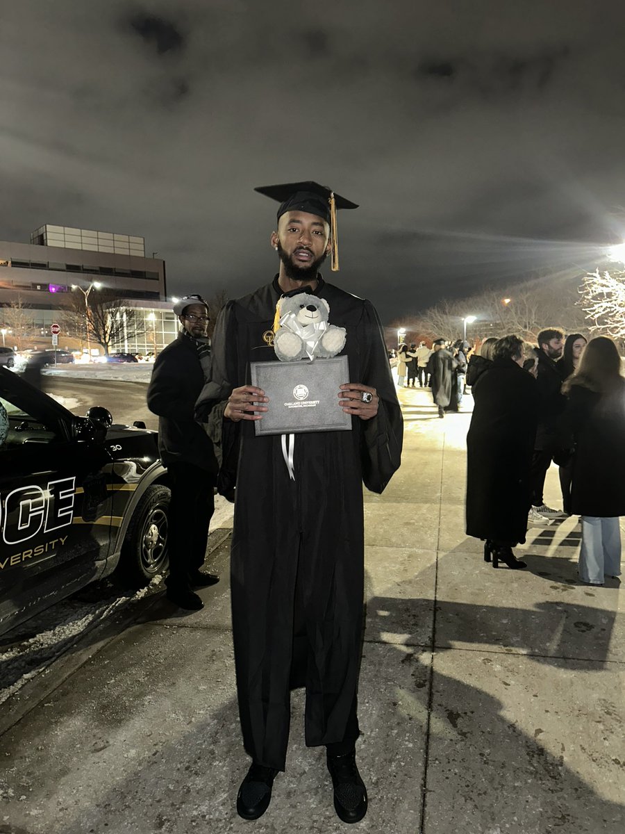 drep0lk's tweet photo. From 6 Mile to a Degree. Defeating the odds 🎓🖤 https://t.co/wdxKjh0bUc