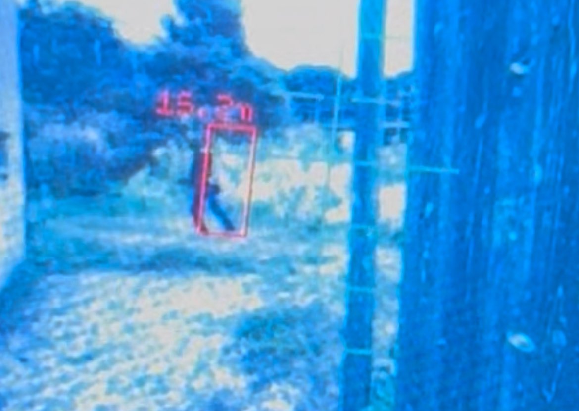 これは目の前を横切る人を検出し、推定距離15.2mと表示している所。
人の検出と測距は80ミリ秒くらいで実行されます。推論はパッシブで完結しており、測距用レーザーなどを一切出さないためレーザー検知機にも察知されません。