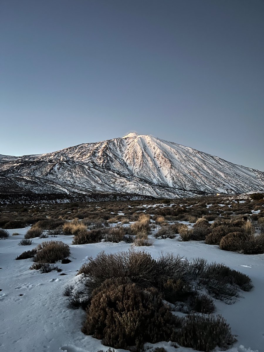 Aitor_Quiles's tweet photo. Parador del Teide tras el paso de la borrasca Emilia 🌨️

#Teide #Tenerife https://t.co/EAKnyvpcUs