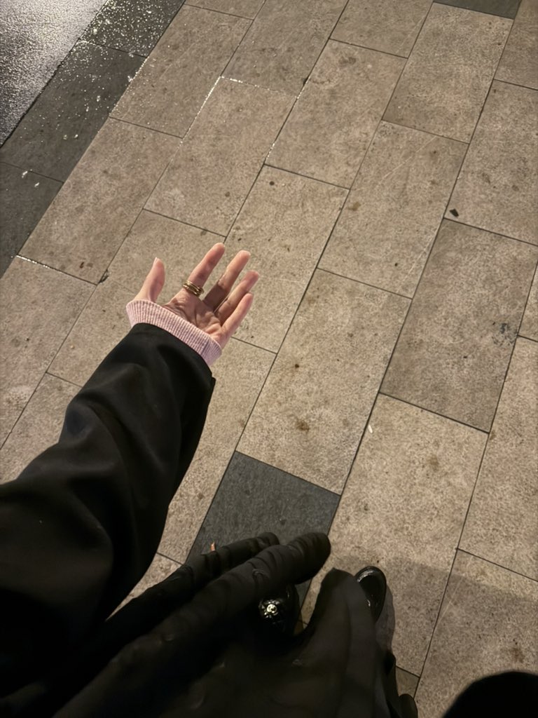 _abr12's tweet image. صحت بويه بعالي صوت 
لو عليله كيف اصيح !