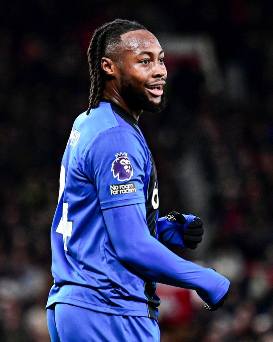 بورنموثهو الفريق الوحيد في تاريخ دوري الدرجة الأولى الذي سجل 3 أهداف أو أكثر في ثلاث مباريات متتالية على ملعبأولد ترافورد 