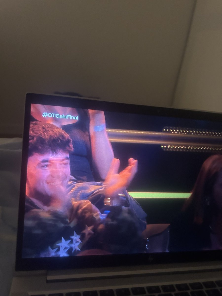 esto si es un HOMBRE q celebra los logros de su pareja como si fueran suyos #OTGalaFinal