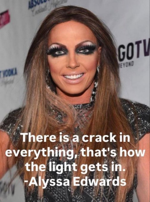 um dos momentos mais insanos que eu tive o prazer de assistir foi sarah paulson e naomi watts brigando pela atenção da glenn close em all's fair com o marido da close em decomposição enquanto a paulson fala do luto que vivenciou quando a gata dela chamada MRS PUSSY morreu de aids