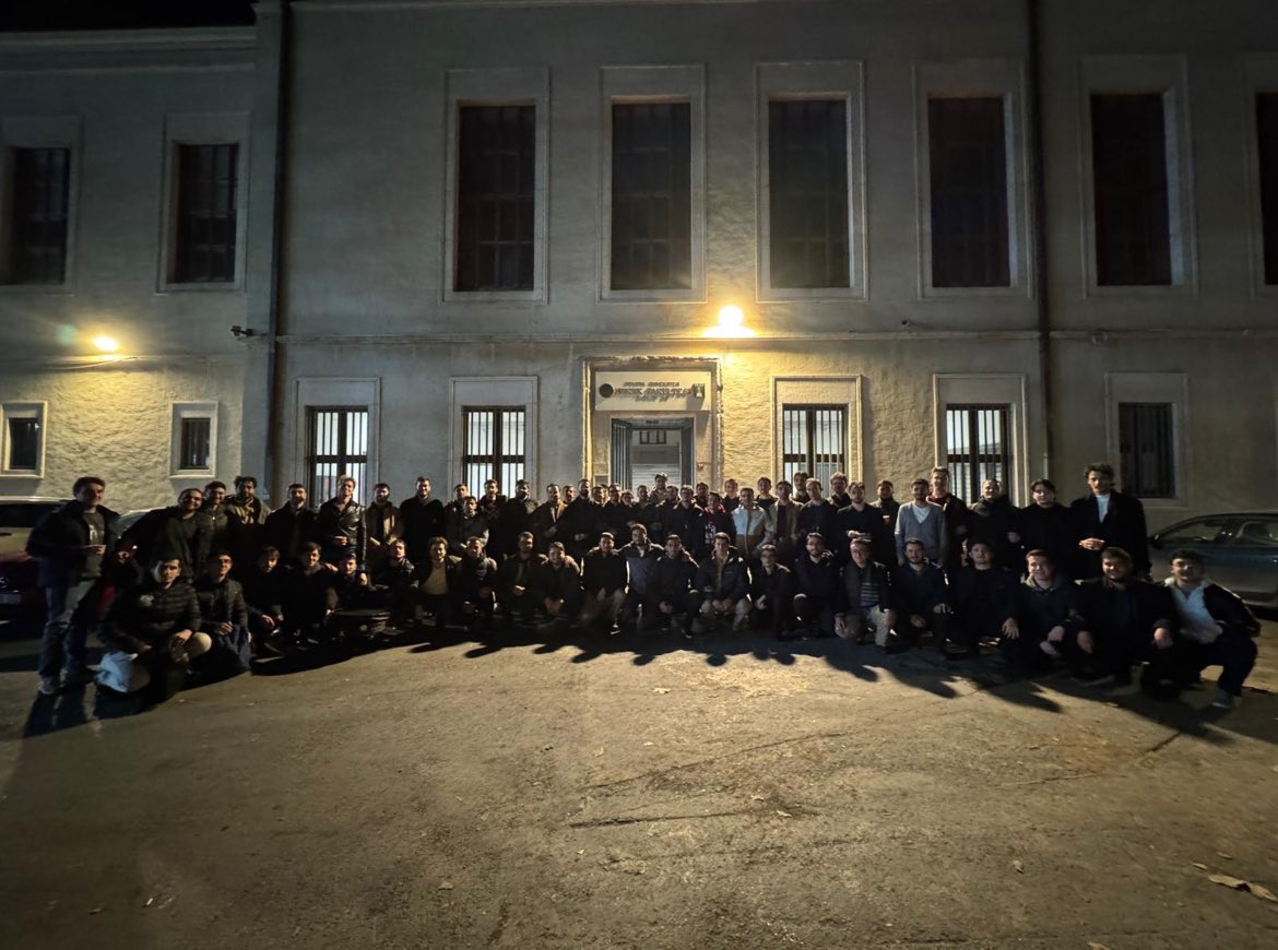 Surda bir gedik açtık mukaddes mi mukaddes 
Ey kahpe rüzgar artık ne yandan esersen es...