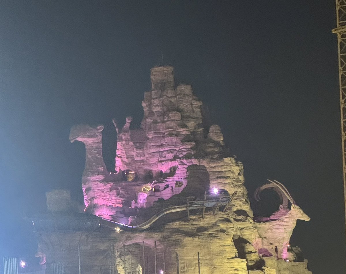 Dr_A_Alasmari's tweet image. في #السعودية لا تُستحضَر الأحلام للتمنّي، بل تُصاغ رؤى، وتُرسَّخ أهداف، ثم تُجسَّد منجزاتٍ شامخة نعيشها واقعًا ملموسًا، بفضل الله أولًا، ثم بحكمة القيادة الرشيدة التي آمنت بالمورد البشري  ومكّنته فصنع الفارق.
وما يتجلّى اليوم في باكورة مشاريع #مدينة_القدية @SixFlagsQC من جودةٍ…