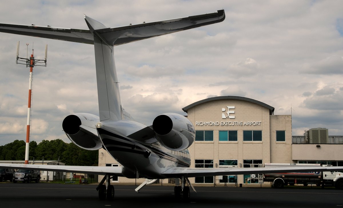 ChesterfieldVa's tweet image. 67,000+ flights a year. Nearly one million gallons of fuel. A runway longer than a mile. And it’s all right here in Chesterfield! 👀

There’s a lot more happening at FCI than you might think. 👉  bit.ly/48TYlVf

#ChesterfieldVA #Cfield #DidYouKnow