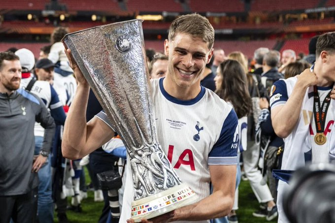 ريال مدريد يعاود اهتمامه بمدافع توتنهام ميكي فان دي فين.. ويعتقد النادي الملكي أنه يمكنه التعاقد معه مقابل نحو 50 مليون يورو، في حال ضغط اللاعب من أجل الرحيل 