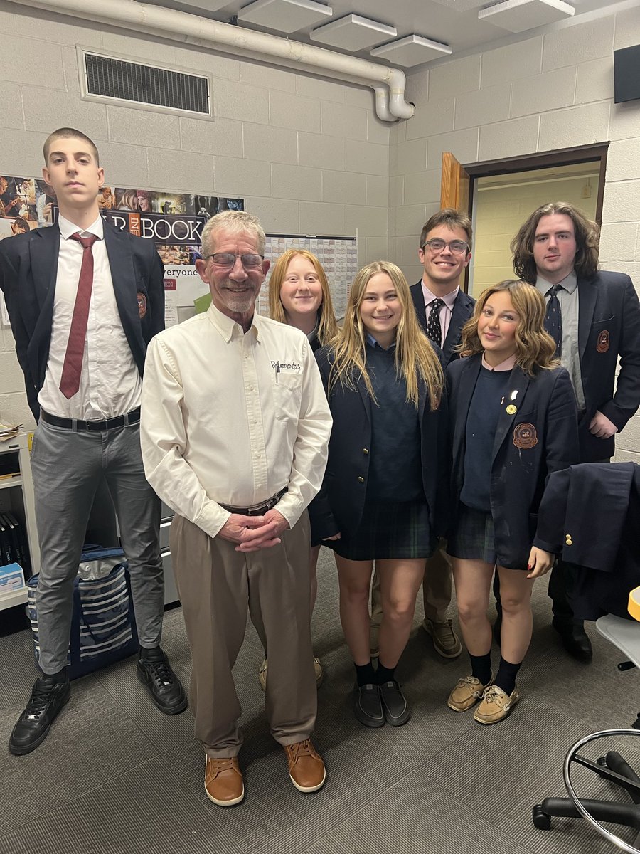 iTechTeachLearn's tweet photo. This semester DTE worked with two local businesses, LaBowls and Paleonardo’s, to help them solve some current challenges.  Using design thinking, students came up with ideas/designs around improving their online marketing, advertising, the menu, and increasing return customers. https://t.co/RpFTgaddNS