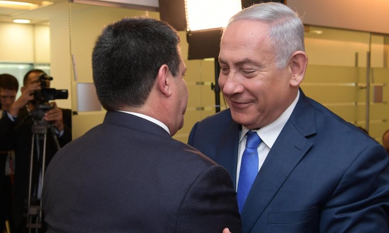 - אז שכנעתי את השופטים-שמופטים האלה שיש לי פגישה דחופה איתך, נשיא אורוגוואי...
- פרגוואי...
- זה משנה כרגע?