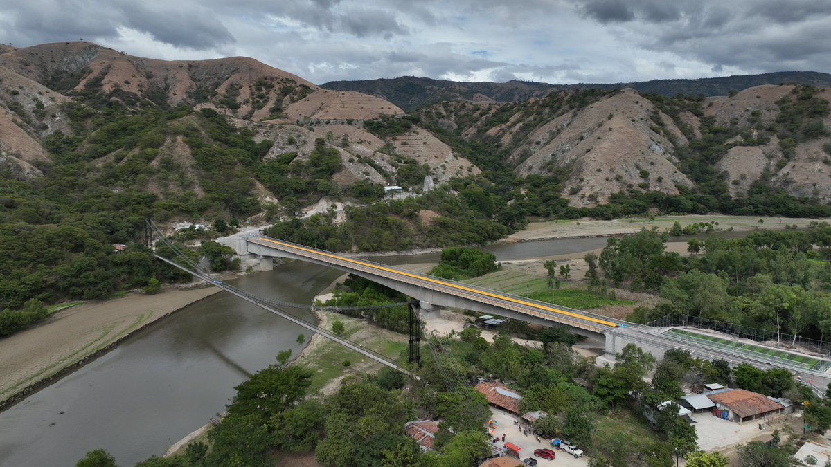 BArevalodeLeon's tweet image. Hemos inaugurado el Puente de los Mártires de Chixoy como un acto de memoria y justicia. Esta obra reconoce el dolor vivido por comunidades desplazadas y violentadas. Hoy el Estado asume su responsabilidad y honra a quienes nunca dejaron de exigir dignidad.