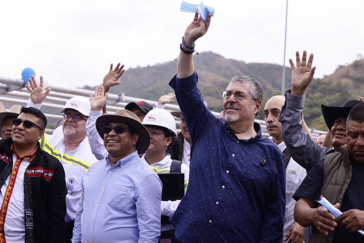 BArevalodeLeon's tweet image. Hemos inaugurado el Puente de los Mártires de Chixoy como un acto de memoria y justicia. Esta obra reconoce el dolor vivido por comunidades desplazadas y violentadas. Hoy el Estado asume su responsabilidad y honra a quienes nunca dejaron de exigir dignidad.