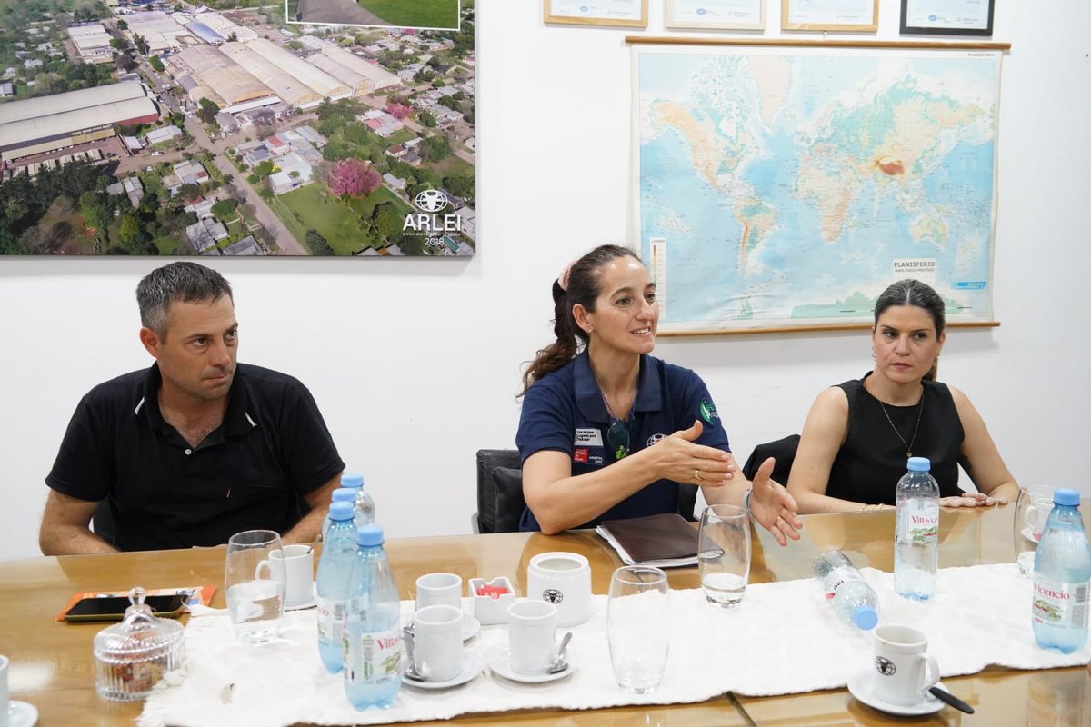 Dialogamos con representantes de la firma sobre la difícil situación que están atravesando debido a la apertura indiscriminada de importaciones y la eliminación de restricciones a la exportación de cuero no tratado.
(2/3)