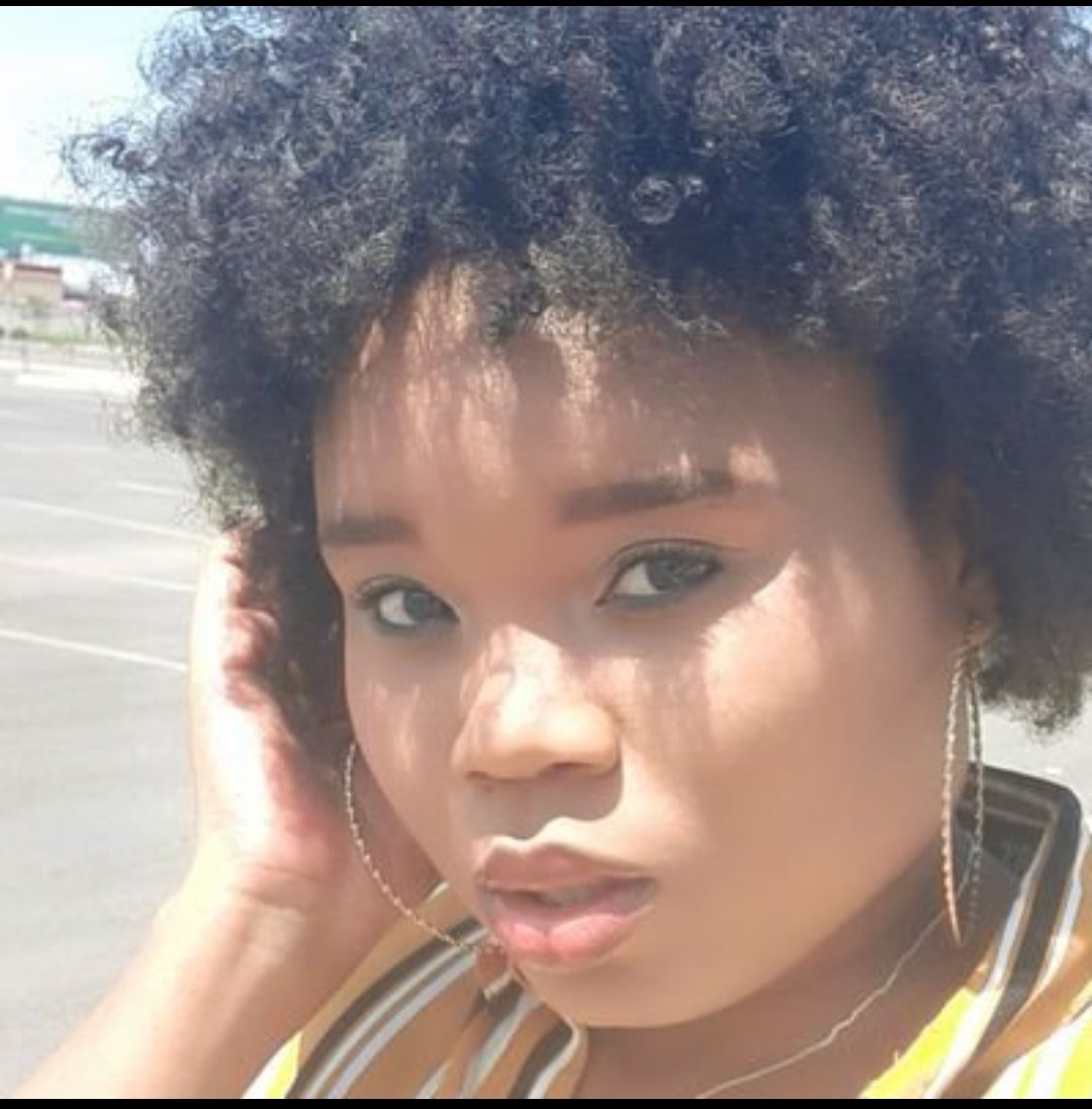 TMuthimuni's tweet photo. @MissLELOMK1 @tembisaonlyn Sissy wam not even eye liner can save you, taking a picture like it's 2009, you don't have the tools to throw that tweet out, you not supposed to be below looking average and be mean, your looks require you to be humble,that's how God intended it to be. https://t.co/w2iW2mTmoc