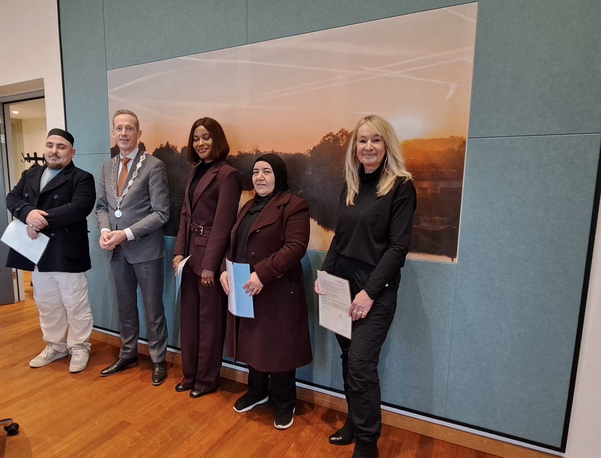 Vandaag vond er weer een naturalisatieceremonie plaats waarbij 4 mensen de eed van verbondenheid aflegden. Elk met hun eigen verhaal en al korter of langer inwoner van onze gemeente.