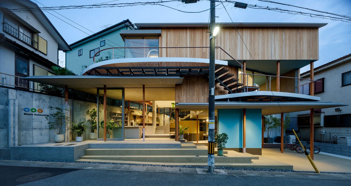 archiphoto's tweet photo. 北向きで隣地と高低差もある敷地。“明るい空間”を求め、1階を“地域に開かれた空間”として全面開放すると共に2階の高窓からの光を内部で拡散させる建築を考案

Eureka・早田大高事務所・佐野研究室による、さいたま市の「ブルー・ボックス・オフィス」

©大倉英揮
詳細はリプライ欄の🔗から https://t.co/7weMmch3bm