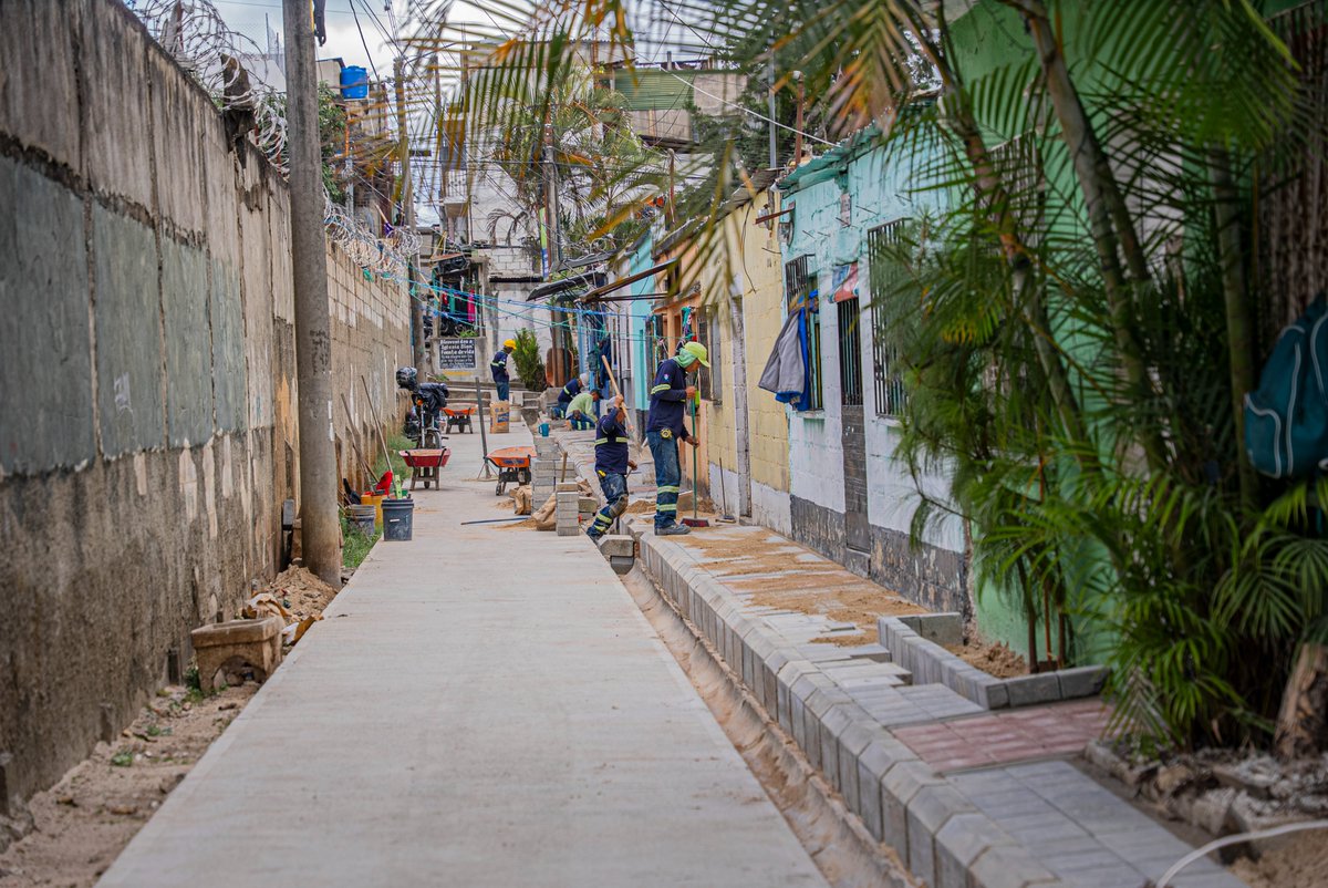 RegenciaNorte's tweet photo. Avanza el mejoramiento de banquetas en la 23 avenida B de colonia El Limón, un proyecto que transforma este paso en un espacio más seguro y cómodo para el tránsito diario de los vecinos. 😋💚
#ElLimon #RegenciaNorte #UnLugarQueAvanza https://t.co/ZliwPr9uWZ