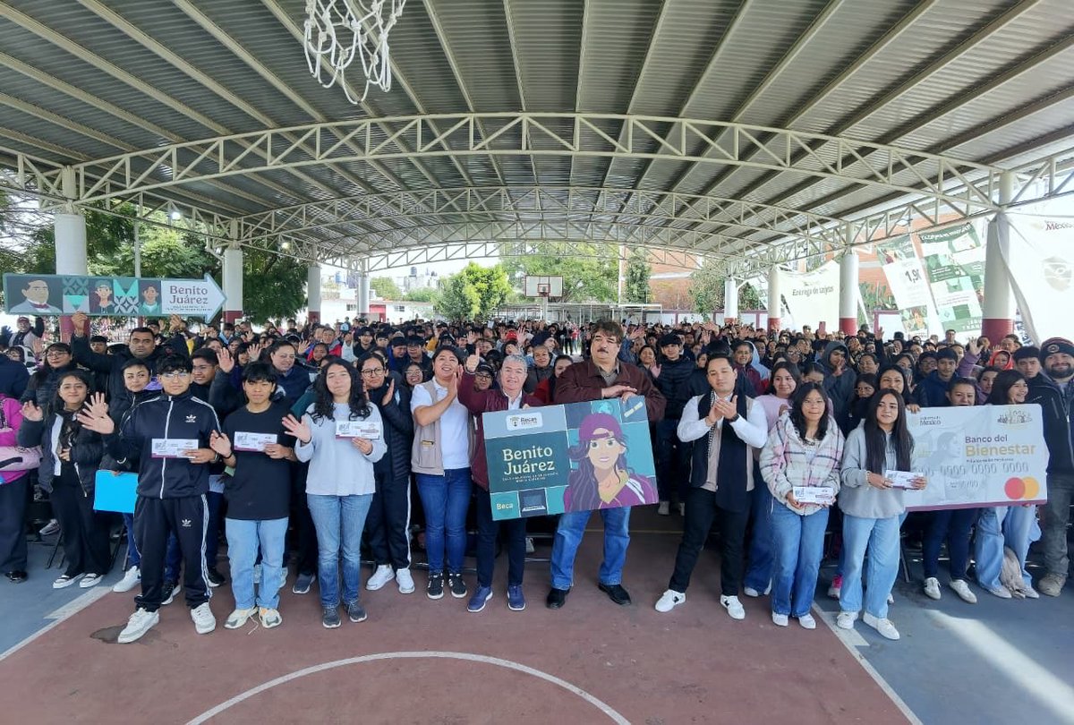 BienestarEdoMx's tweet photo. Por instrucción de la Gobernadora @delfinagomeza, el secretario de Bienestar @jcgrmx entregó mil Becas Benito Juárez a alumnos de educación media superior,  permitiéndoles así continuar su preparación académica  y fortalecer su permanencia escolar. #ElPoderDeServir https://t.co/jxcOqM9jSX