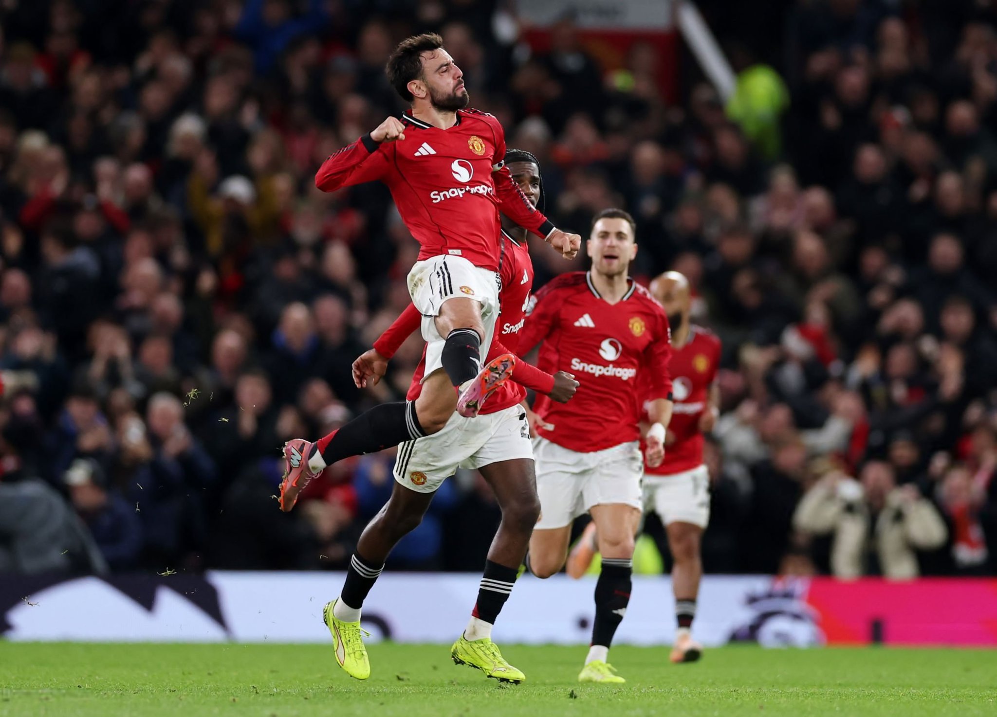 مباراة للتاريخ جنون الدوري الإنجليزي بأبهى صوره! ما حدث في أولد ترافورد لا يُصدَّق. مباراة مانشستر يونايتد بورنموث كانت مجنونة بكل معنى الكلمة. اليونايتد يفلت من الهزيمة أمام بورنموث في مباراة انتهت بالتعادل 4-4. مانشستر يونايتد يرفع رصيده إلى 26 نقطة في المركز السادس 