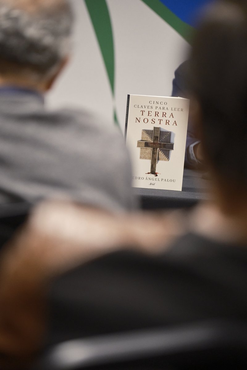 Pedro Ángel Palou presentó en la @FilGuadalajara “Cinco claves para leer Terra Nostra”, un libro que nos invita a adentrarnos a una de las grandes obras del siglo XX: Terra Nostra, la monumental novela de Carlos Fuentes.