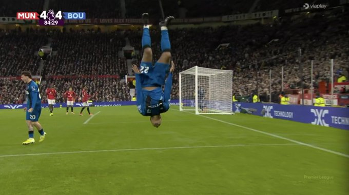 جنون في الدوري الإنجليزي الممتاز! المباراة كان فيها كل شيء. 13 مانشستر يونايتد 1 0 بورنموث. 40 مانشستر يونايتد 1 1 بورنموث. 45+4 مانشستر يونايتد 2 1 بورنموث. 46 مانشستر يونايتد 2 2 بورنموث. 52 مانشستر يونايتد 2 3 بورنموث. 77 مانشستر يونايتد 3 3 بورنموث. 79 مانشستر يونايتد 4 3 بورنموث. 84 مانشستر يونايتد 4 4 بورنموث 