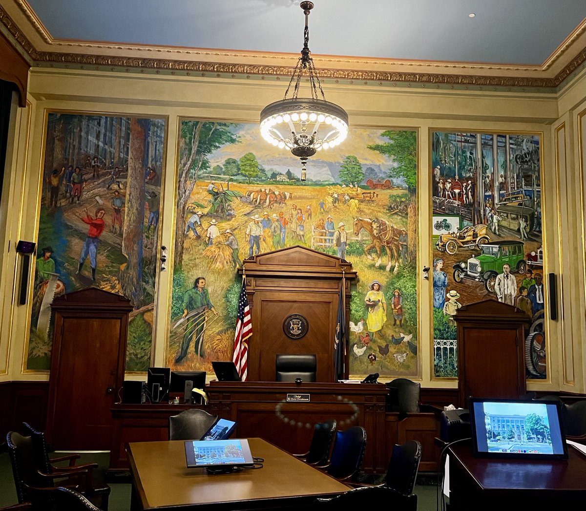AlysonDecker10's tweet photo. 2. 2nd chairing can often feel like being a 3rd thumb. That wasn't the case here. First chair was fantastic and worked in a collaborative manner. And I got to do 5 expert crosses, 2 treater crosses, 2 fact witness crosses, and the direct of 1 of 2 defense witnesses.

3/4 https://t.co/CyaqtmD9cc