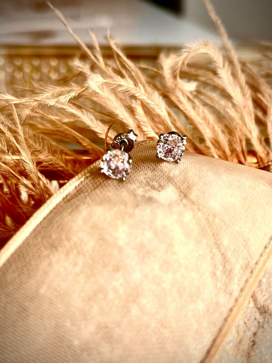 alluniqueness's tweet image. Get your everyday glow with these brilliant 4mm Moissanite CZ stud earrings! A perfect #AprilBirthstoneGift, they’re ideal for a subtle yet dazzling touch. So comfortable, you'll forget you're wearing them. Just pure #TinyStudEarrings charm and #LabCreated alluniqueness.com/moissanite-cz-…