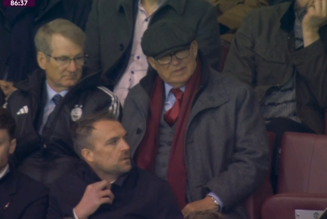 يبدو أن السير أليكس فيرجسون تعب من هذا العدد الكبير للأهداف في مباراة مان يونايتد ضد بورنموث بنتيجة 4-4 