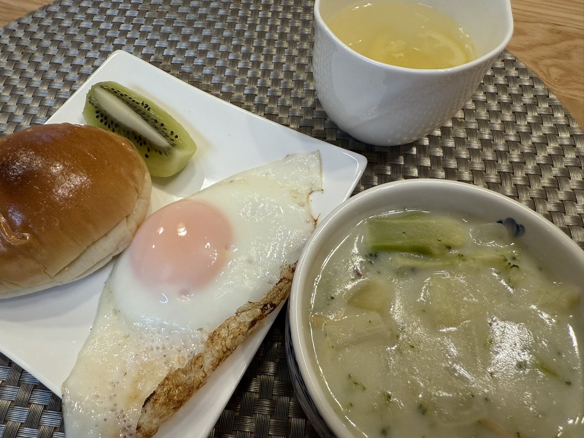 SunnyKOFUnoMARU's tweet image. 食べましょ🎵
 #朝ごはん  #おうちごはん  #パン派