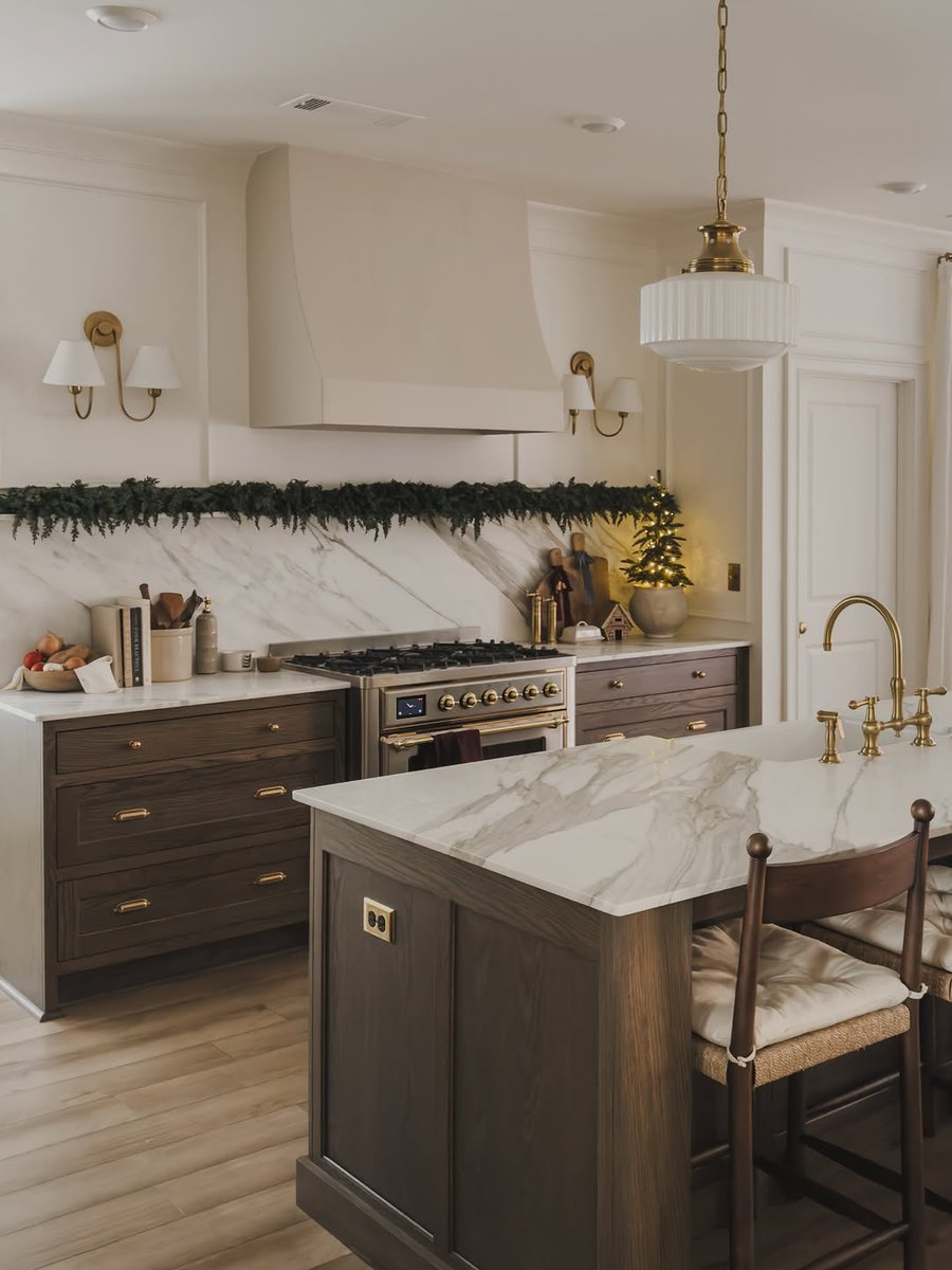 AmericanHardwds's tweet photo. Is the heart of your home ready for the holidays? #AmericanHardwoods
Project and photos by Alexis Andra Austin
#RealAmericanHardwood #wood #kitchen #kitchens #kitchencabinets #kitchencabinetry #cabinets #cabinetry #kitchendesign #interiordesign #kitchenreno #kitchenremodel https://t.co/VgiduAbJFt