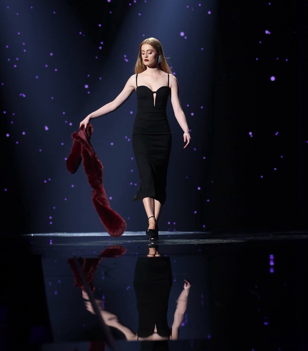 jurado de pie, ovación de público y compañeros, alma de ot, cierre de círculo 
A TUS PIES OLIVIA BAY  #OTGalaFinal