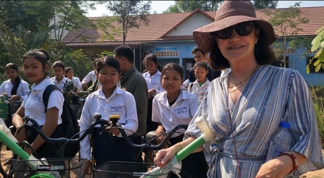 Give in honor of our three shared decades empowering women and girls!

🔗 Make a Donation / View the Campaign:
1000coffee.org/ourfinalyear-g…

🛍️ 30% off the LO Store with code FINALYEAR:
lotusoutreach.org/store/